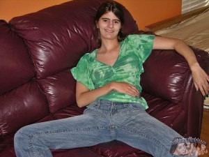 Native American amateur Nissa drops her jeans and spreads her puss
