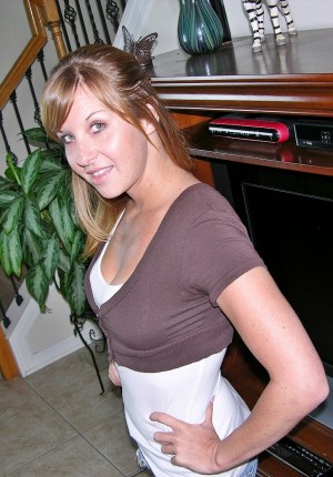 Amateur cutie Jessica Lynn takes off her clothes and teases in her panties before getting nude