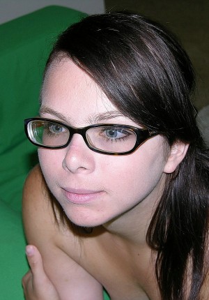 wpid-amateur-nerdy-nude-teen-in-glasses10.jpg