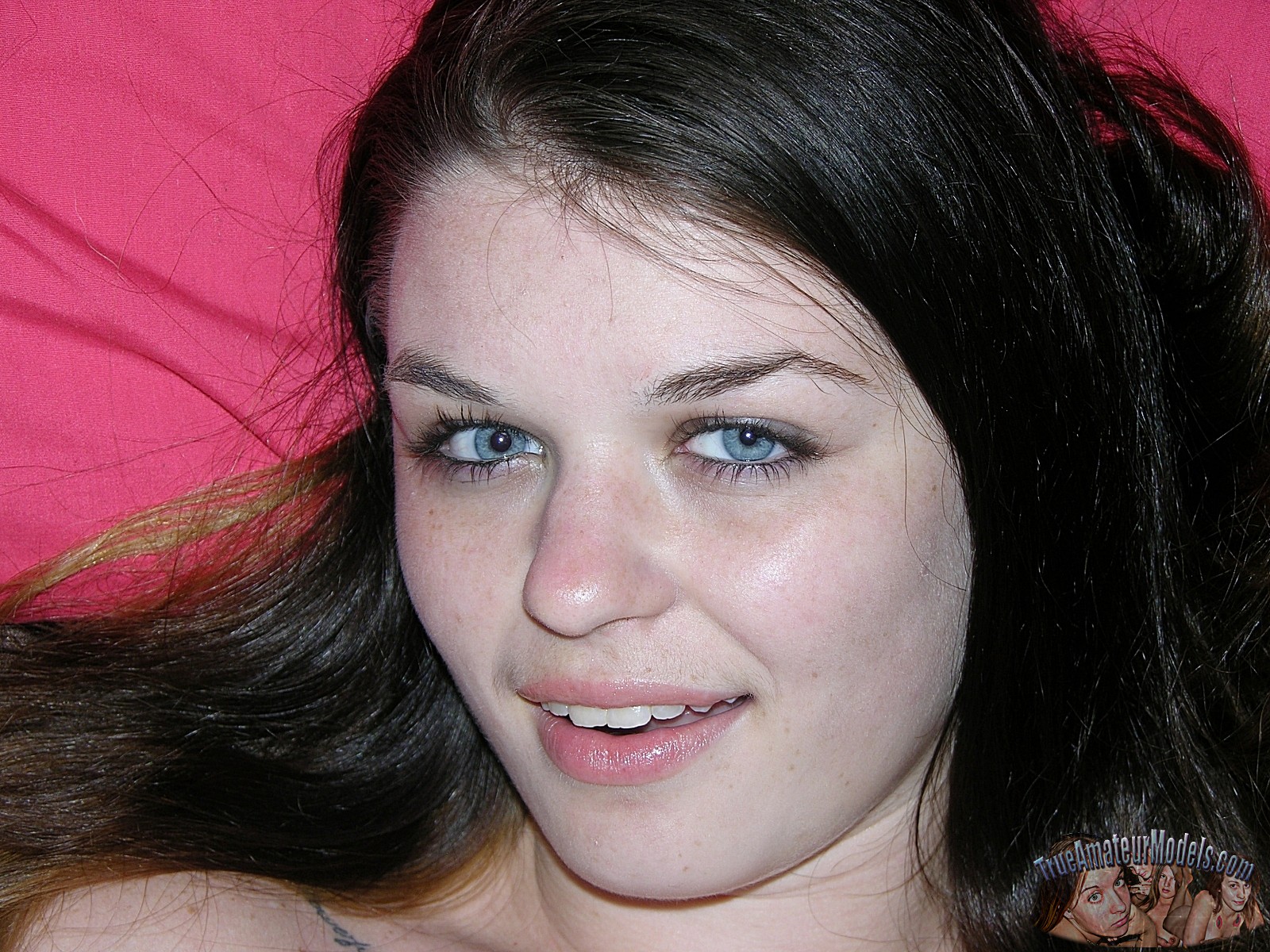 wpid-freckled-face-amateur-teen-models-nude-and-shows-hairy-pussy12.jpg