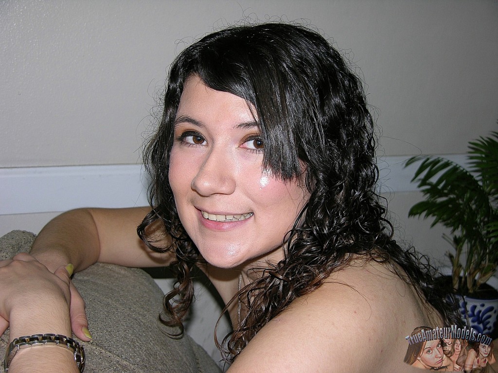 naked-smiling-teen