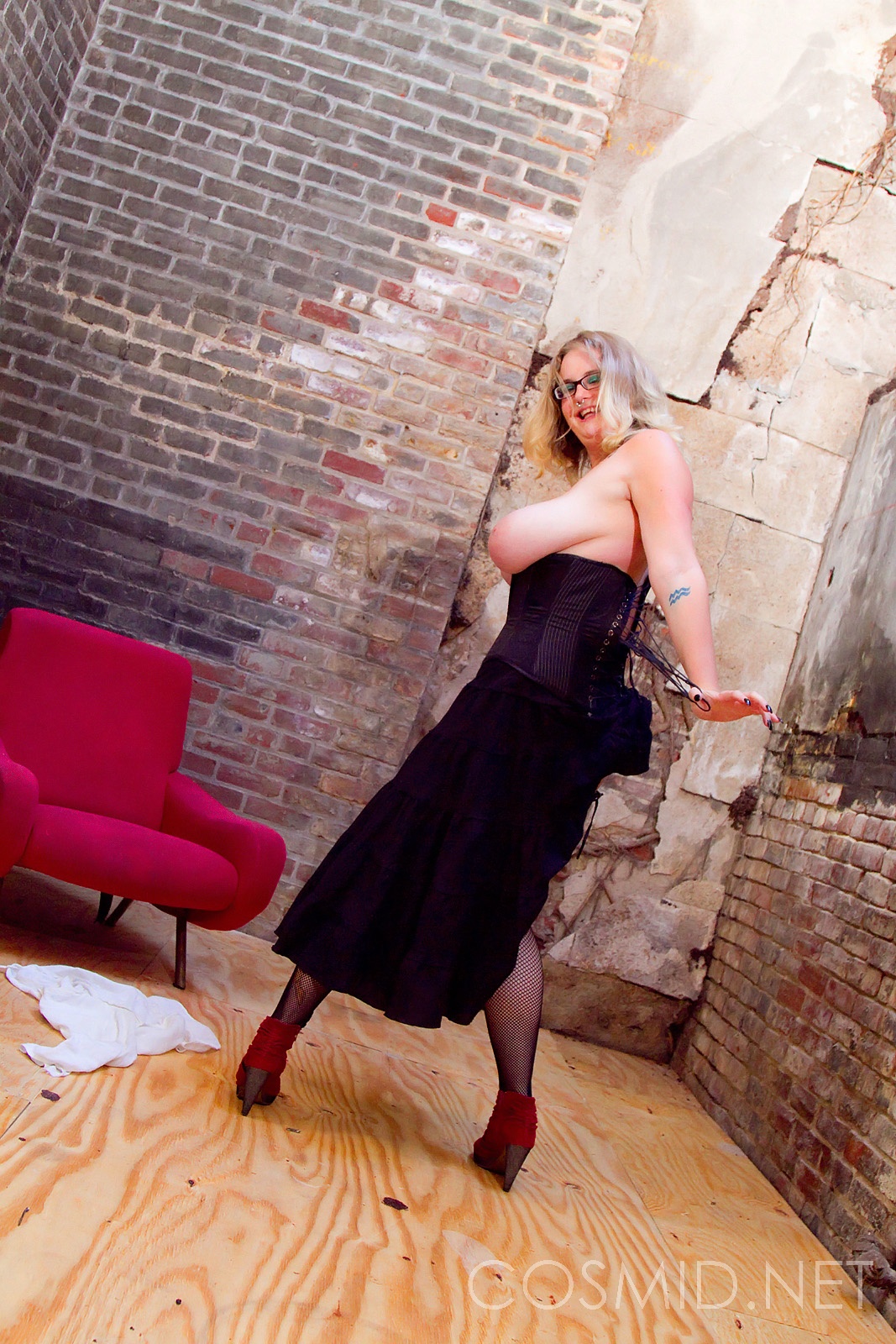 wpid-bespectacled-blonde-bbw-isadore-takes-off-her-corset-and-dress-to-post-in-her-stockings-and-heels12.jpg