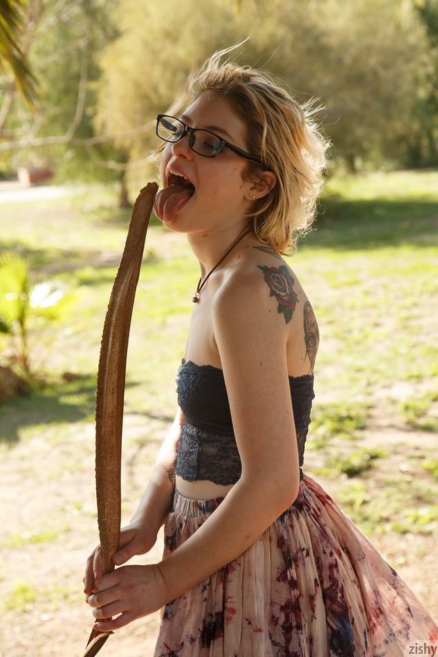 wpid-nerdy-blonde-kris-ekmard-posing-playfully-in-her-glasses6.jpg