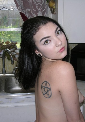 wpid-sexy-tattooed-amateur-black-haired-babe9.jpg