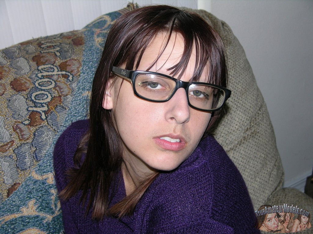 wpid-amateur-brunette-girl-in-glasses-bends-over-and-spreads-her-hairy-asshole1.jpg