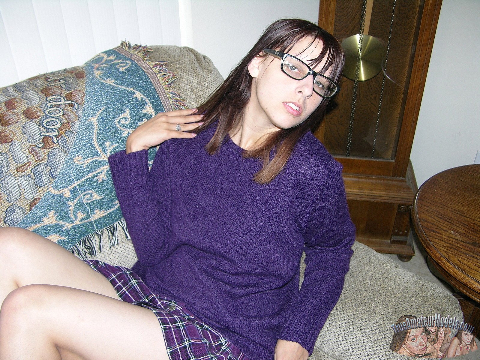 wpid-amateur-brunette-girl-in-glasses-bends-over-and-spreads-her-hairy-asshole2.jpg