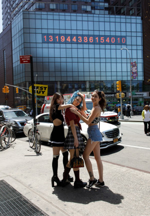 wpid-3-sexy-girls-teasing-on-the-streets-in-new-york-city2.jpg