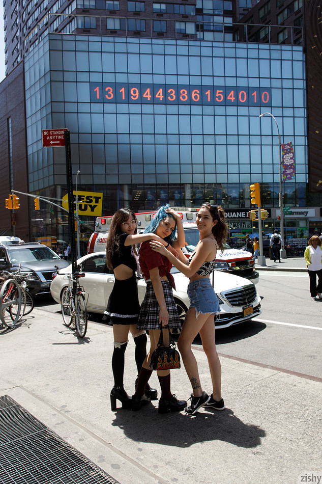wpid-3-sexy-girls-teasing-on-the-streets-in-new-york-city2.jpg
