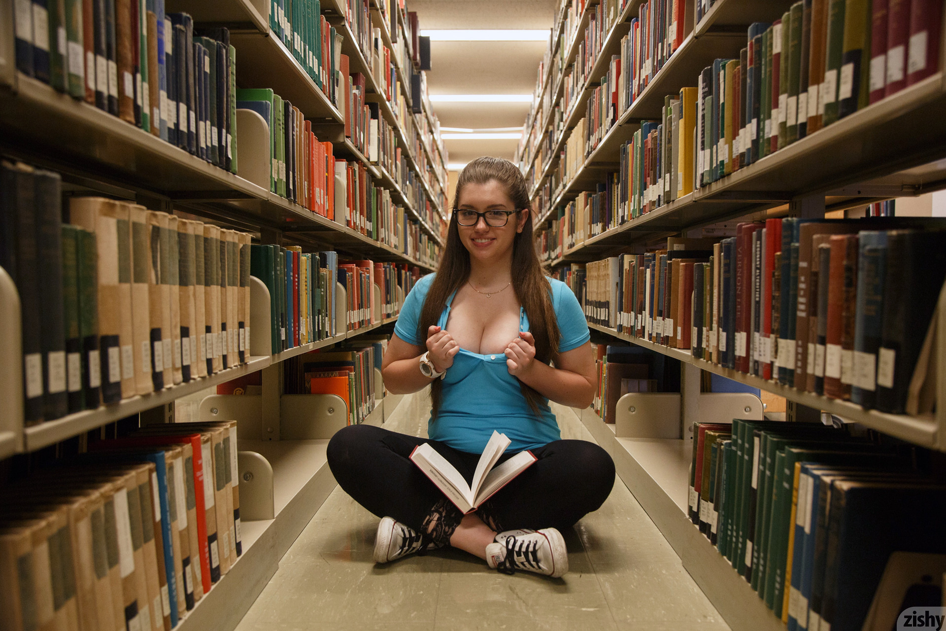wpid-big-booty-teen-monica-horne-showing-her-goods-in-the-library5.jpg