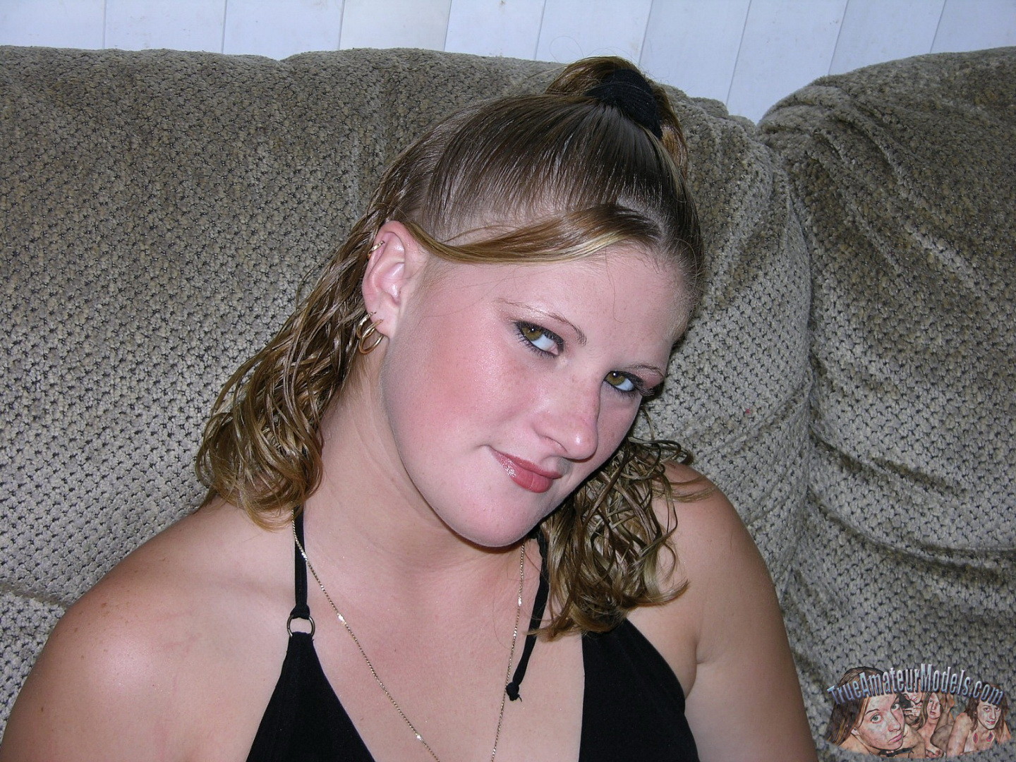 Chubby blonde southern amateur Deanna strips and plays image photo