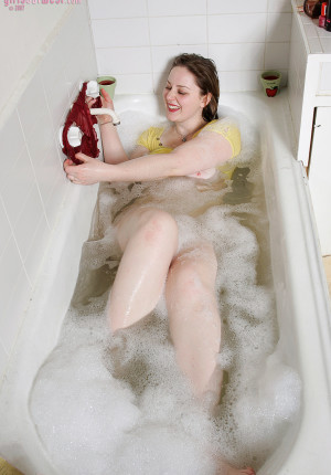 wpid-cute-pudgy-amateur-paula-plays-in-the-tub-with-her-clothes-on-and-her-big-tits-out8.jpg
