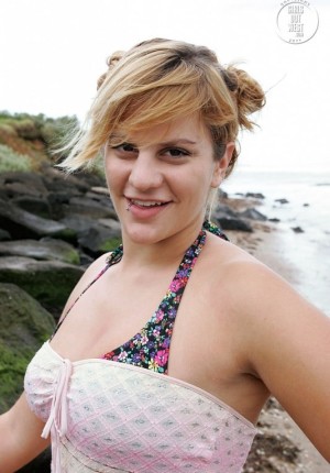 Curvy natural girl Nora posing nude at the beach