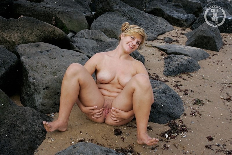 wpid-natural-cutie-nora-posing-nude-at-the-beach15.jpg