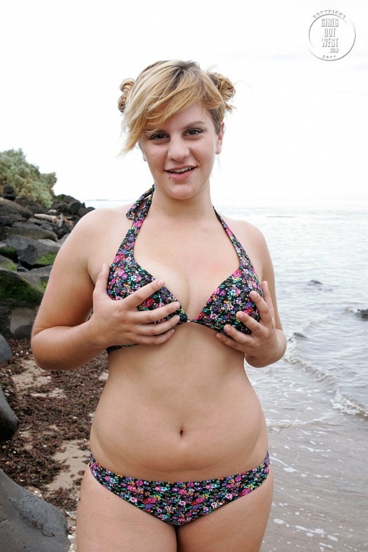 wpid-natural-cutie-nora-posing-nude-at-the-beach3.jpg