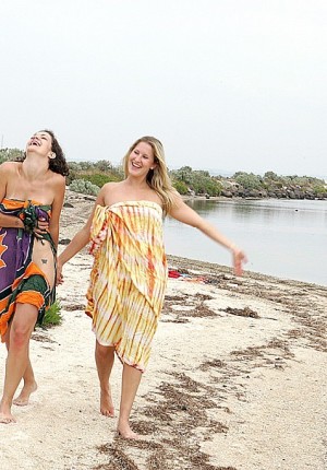 wpid-olivia-and-tiffany-have-lesbian-fun-on-the-beach2.jpg