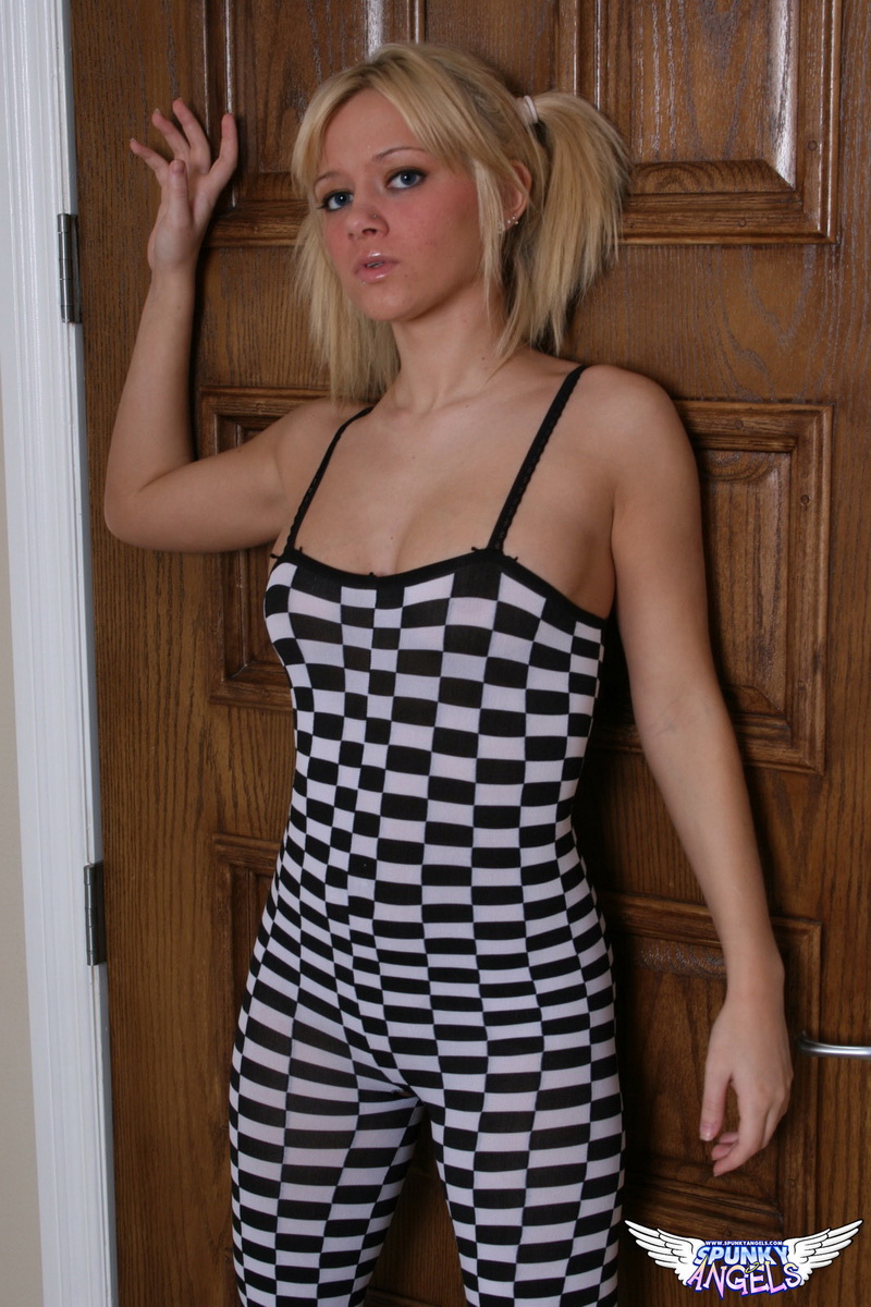 wpid-perky-blonde-tease-danielle-lynn-peels-off-her-skin-tight-checkered-bodysuit1.jpg
