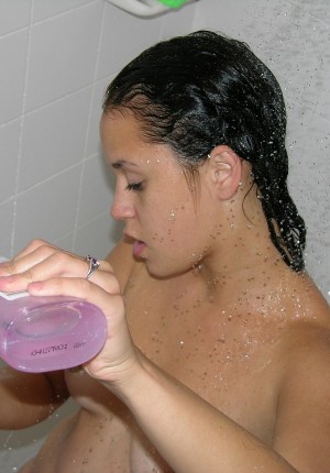 wpid-girl-next-door-jenna-nude-spreading-in-the-shower5.jpg