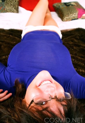 wpid-glasses-wearing-curvy-amateur-morgan-takes-out-her-huge-breasts4.jpg
