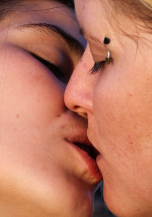 wpid-two-amateur-lesbian-friends-play-in-public7.jpg