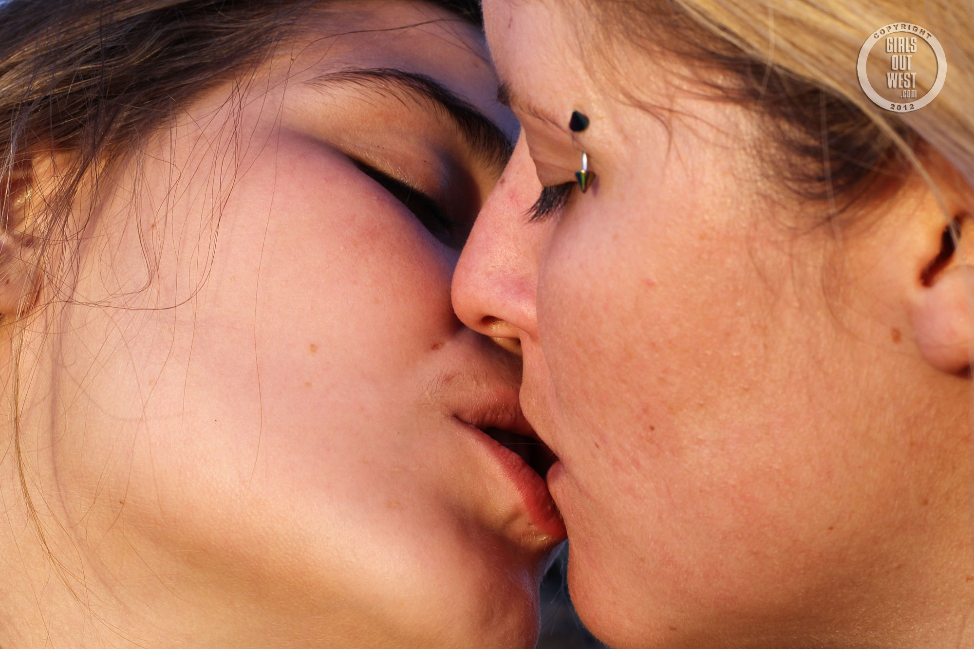 wpid-two-amateur-lesbian-friends-play-in-public7.jpg