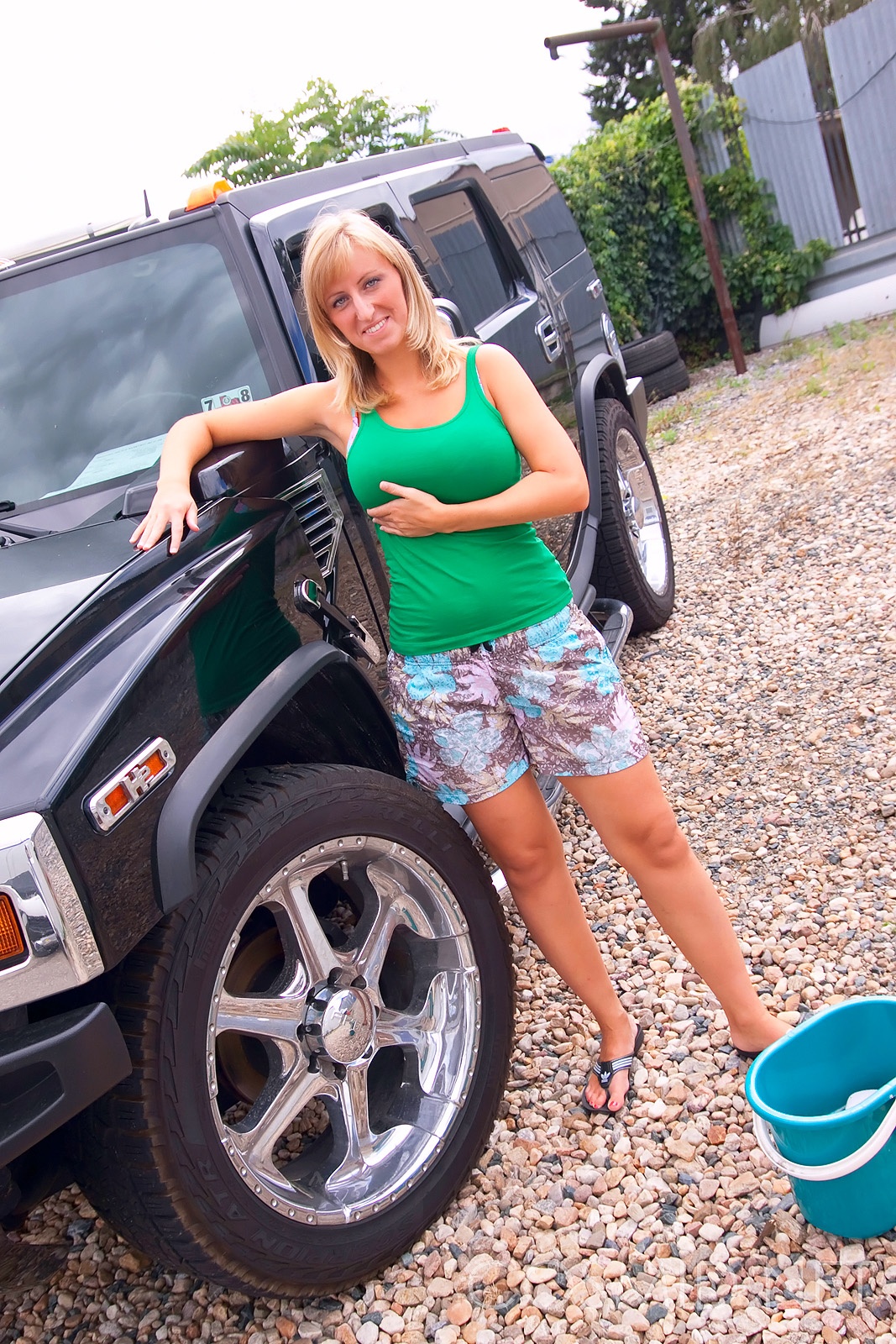 wpid-curvy-blonde-nikol-washing-a-car-with-her-big-butt-and-big-tits-out-in-the-sun1.jpg