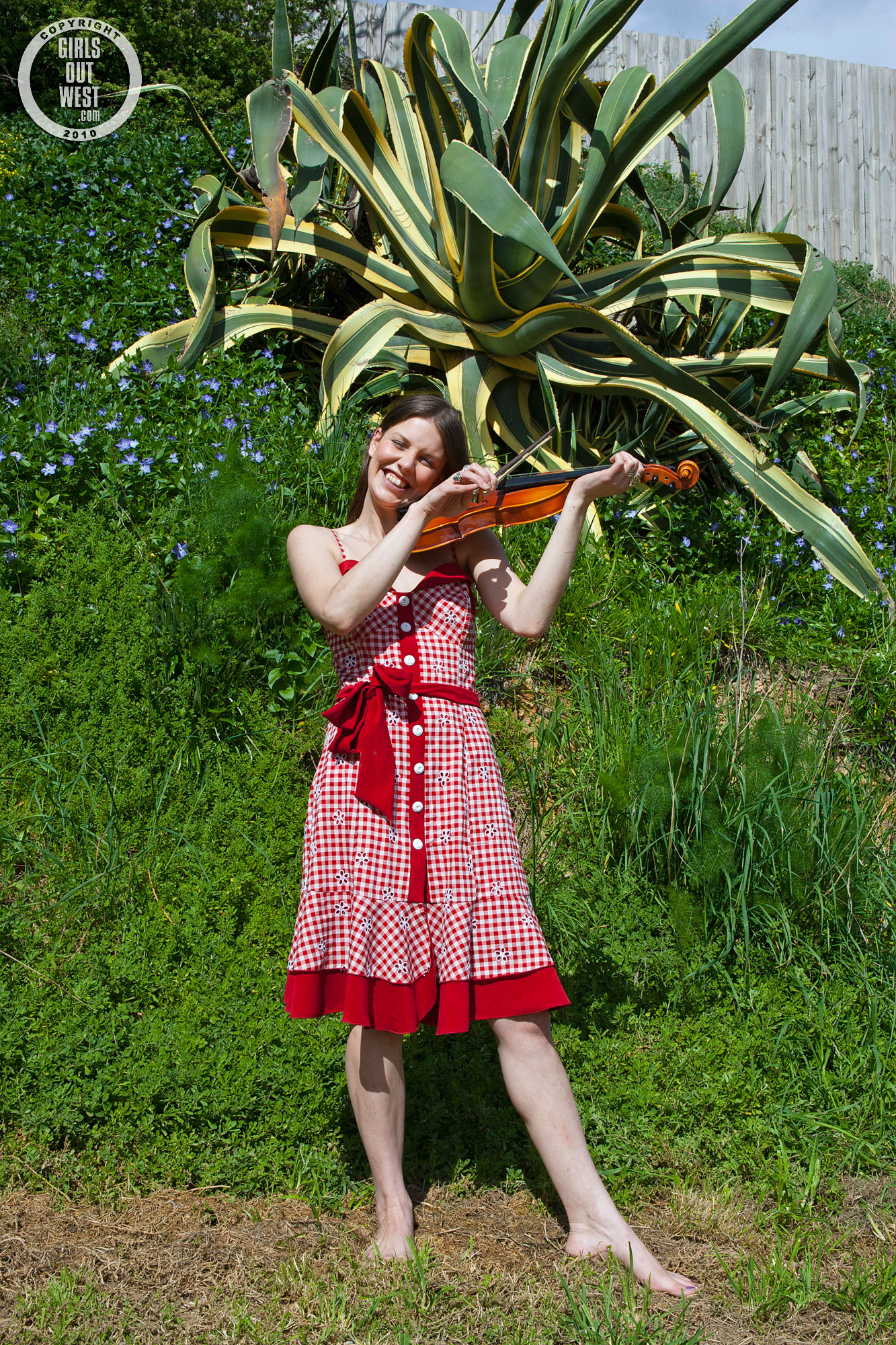 wpid-fair-skinned-amateur-charly-playing-violin-and-getting-naked-in-the-grass-outside1.jpg