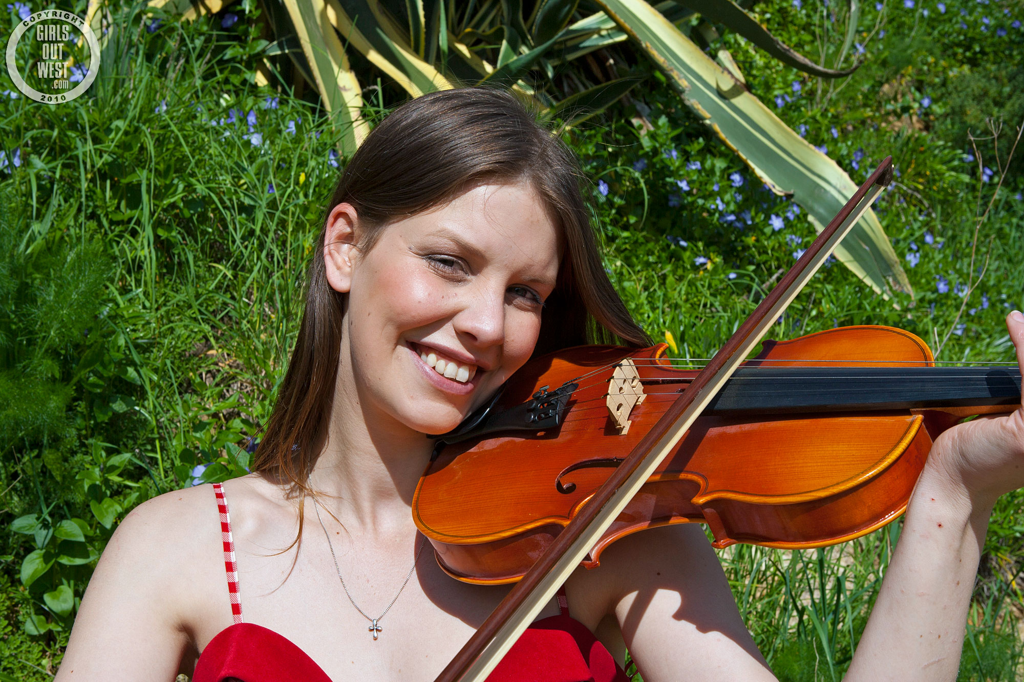 wpid-fair-skinned-amateur-charly-playing-violin-and-getting-naked-in-the-grass-outside2.jpg