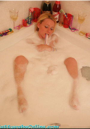 wpid-hot-blonde-teen-pattycake-guzzles-down-the-bubbly-in-the-bath12.jpg