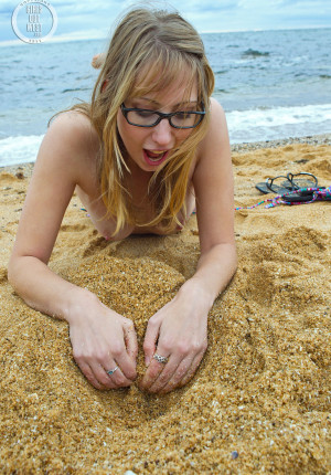 wpid-nerdy-beach-babe-in-glasses-evie-taking-a-piss-in-the-sand7.jpg
