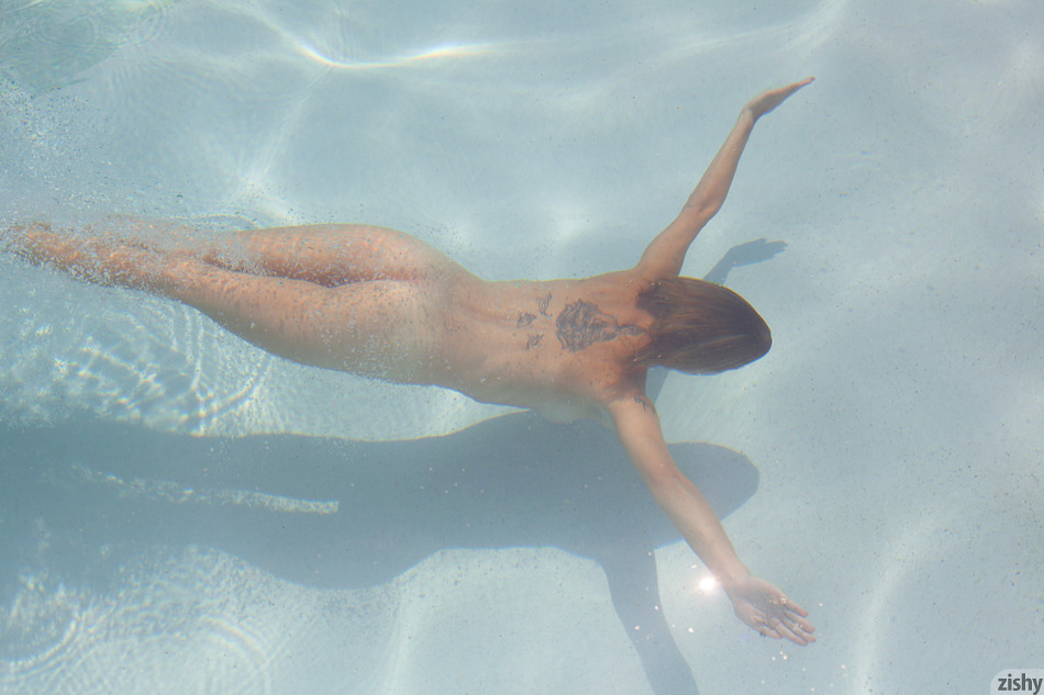 wpid-teasing-hottie-piper-candless-playing-in-her-see-through-suit-in-the-pool8.jpg