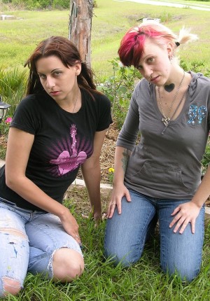 wpid-amateur-friends-alice-and-jay-jay-take-off-their-jeans-and-spread-their-pussies-and-butts2.jpg