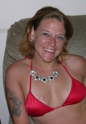 wpid-average-milf-next-door-valadora-takes-off-her-bikini-to-spread-her-shaved-meaty-twat2.jpg