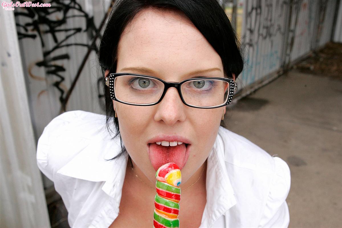 wpid-curvy-big-butt-girl-blaire-wearing-glasses-and-eating-a-lolli1.jpg