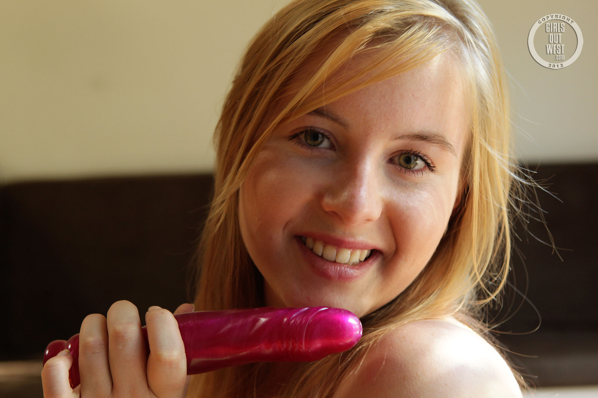 wpid-fair-blonde-amateur-bree-whips-out-her-long-dildo-and-shoves-it-in-her-hairy-squish8.jpg