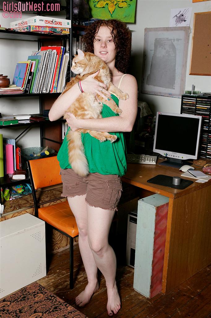 wpid-lovely-red-haired-aussie-girl-maria-gets-her-furry-cunny-off-with-a-green-bottle1.jpg