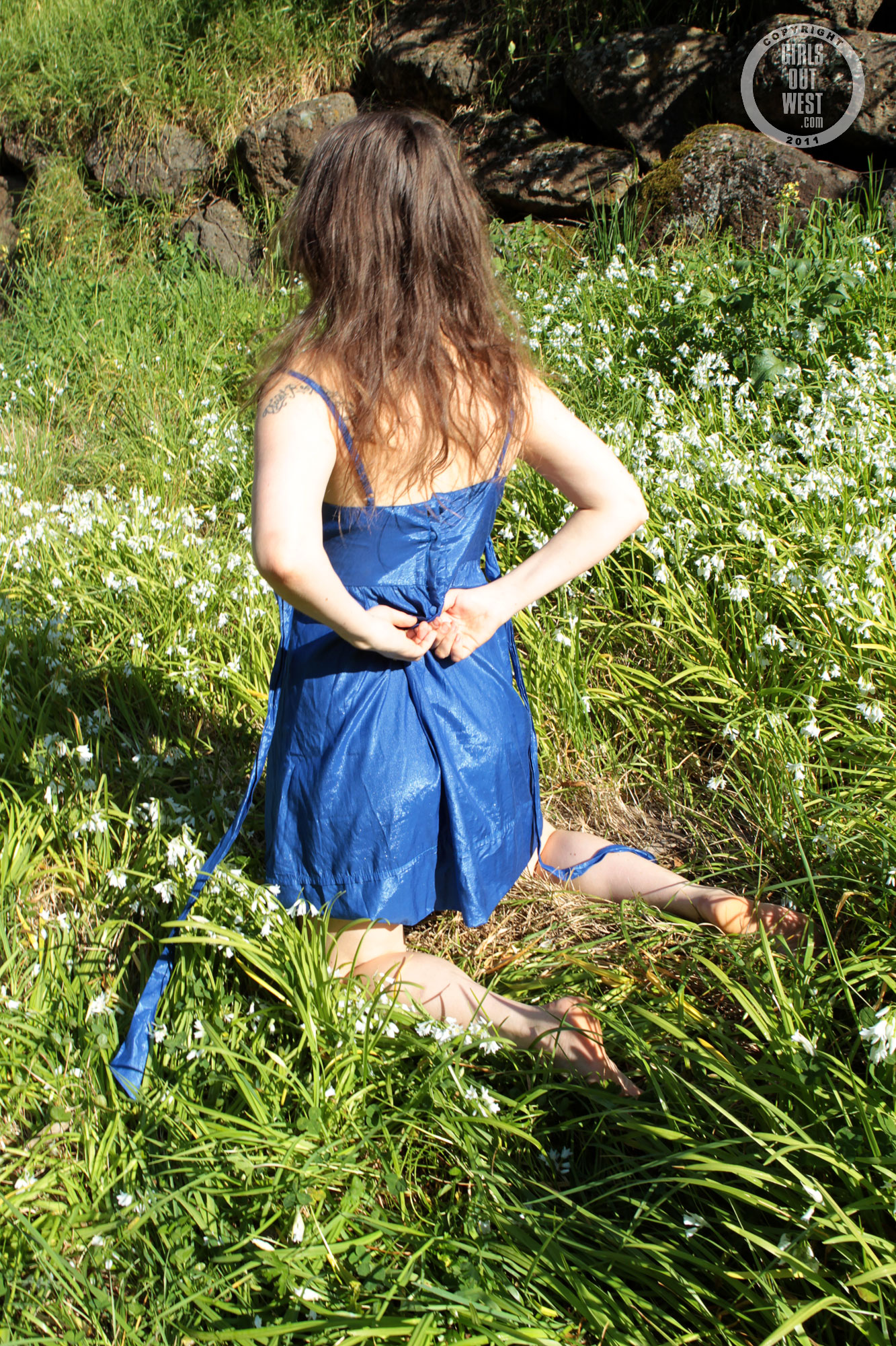 wpid-petite-amateur-sunny-strips-and-plays-naked-in-a-field6.jpg