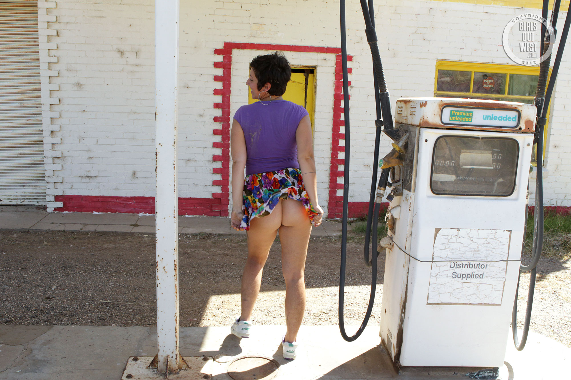 wpid-short-haired-brunette-nikki-flashing-her-tits-and-bush-at-the-gas-station12.jpg