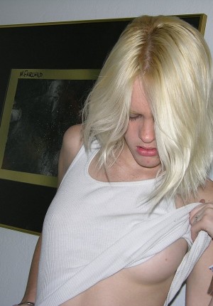 wpid-18-year-old-blonde-skinny-amateur-ember-posing-nude-after-a-house-party7.jpg