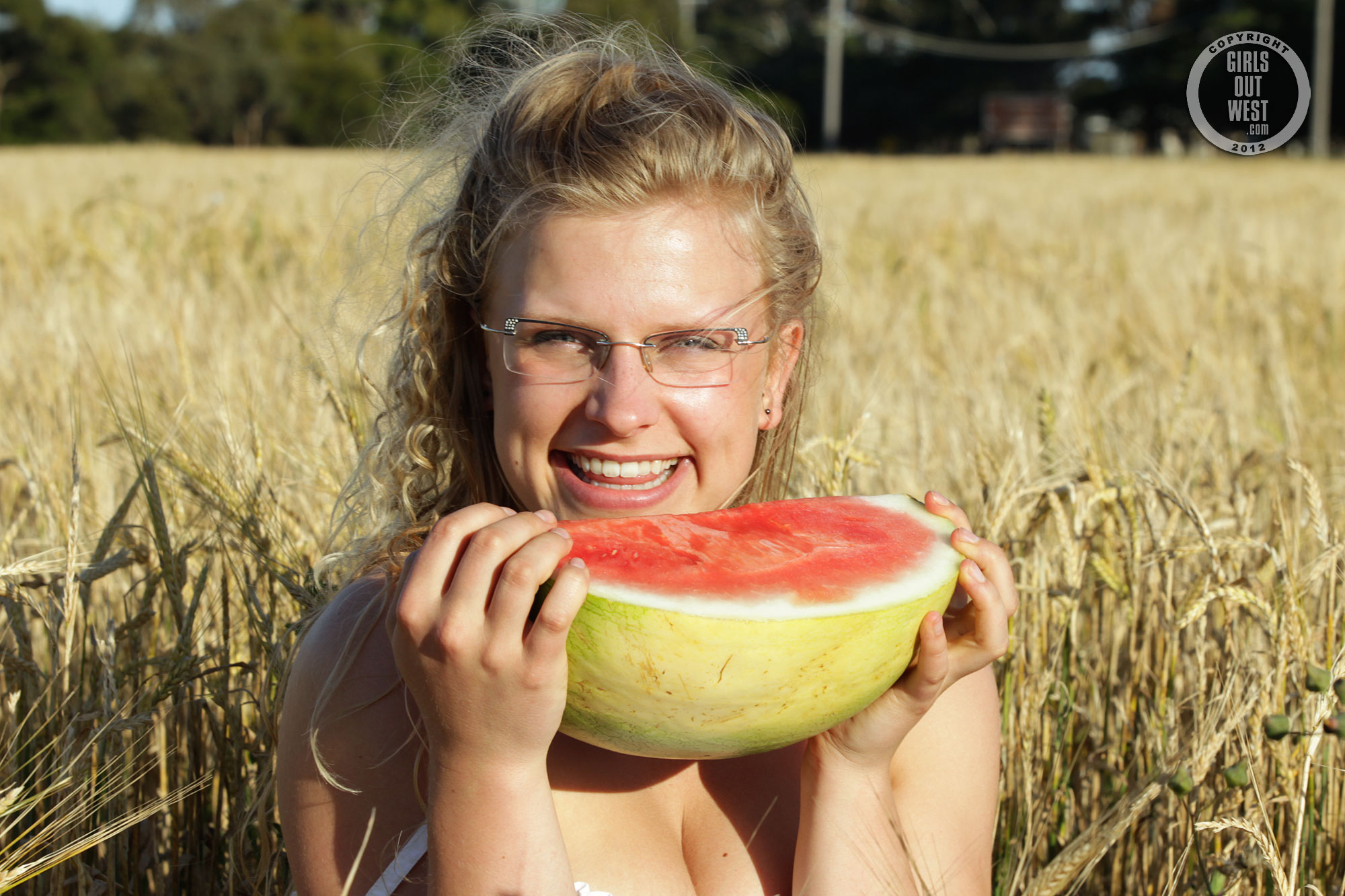 wpid-cute-australian-blonde-gretel-has-fun-eating-a-watermelon-in-the-nude-in-a-field1.jpg