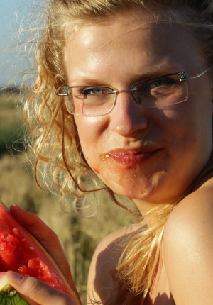 wpid-cute-australian-blonde-gretel-has-fun-eating-a-watermelon-in-the-nude-in-a-field15.jpg