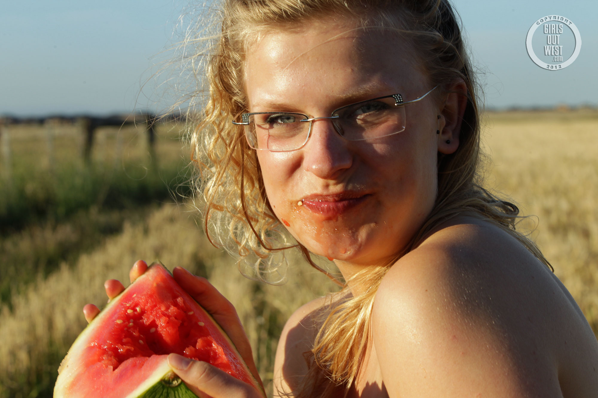 wpid-cute-australian-blonde-gretel-has-fun-eating-a-watermelon-in-the-nude-in-a-field15.jpg