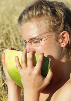 wpid-cute-australian-blonde-gretel-has-fun-eating-a-watermelon-in-the-nude-in-a-field2.jpg