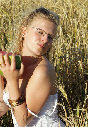 wpid-cute-australian-blonde-gretel-has-fun-eating-a-watermelon-in-the-nude-in-a-field3.jpg