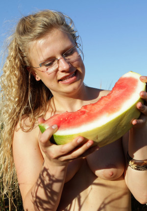 wpid-cute-australian-blonde-gretel-has-fun-eating-a-watermelon-in-the-nude-in-a-field5.jpg