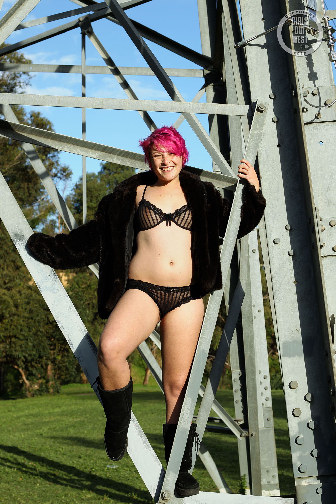 wpid-pink-haired-amateur-franky-flashing-her-pussy-outside-in-her-boots-and-coat1.jpg