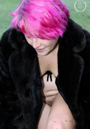wpid-pink-haired-amateur-franky-flashing-her-pussy-outside-in-her-boots-and-coat12.jpg