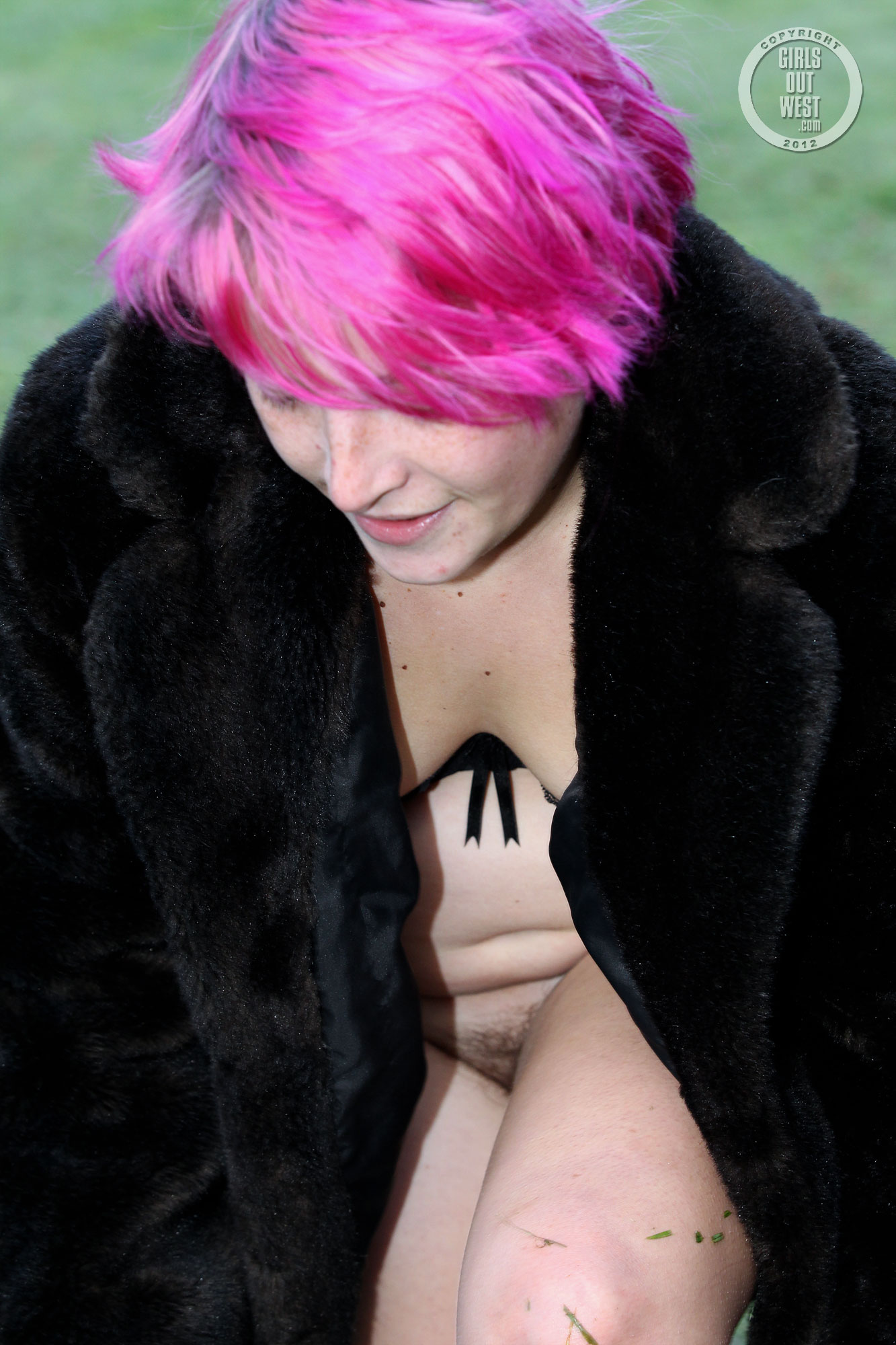 wpid-pink-haired-amateur-franky-flashing-her-pussy-outside-in-her-boots-and-coat12.jpg