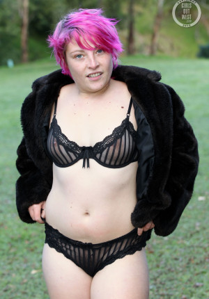 wpid-pink-haired-amateur-franky-flashing-her-pussy-outside-in-her-boots-and-coat14.jpg