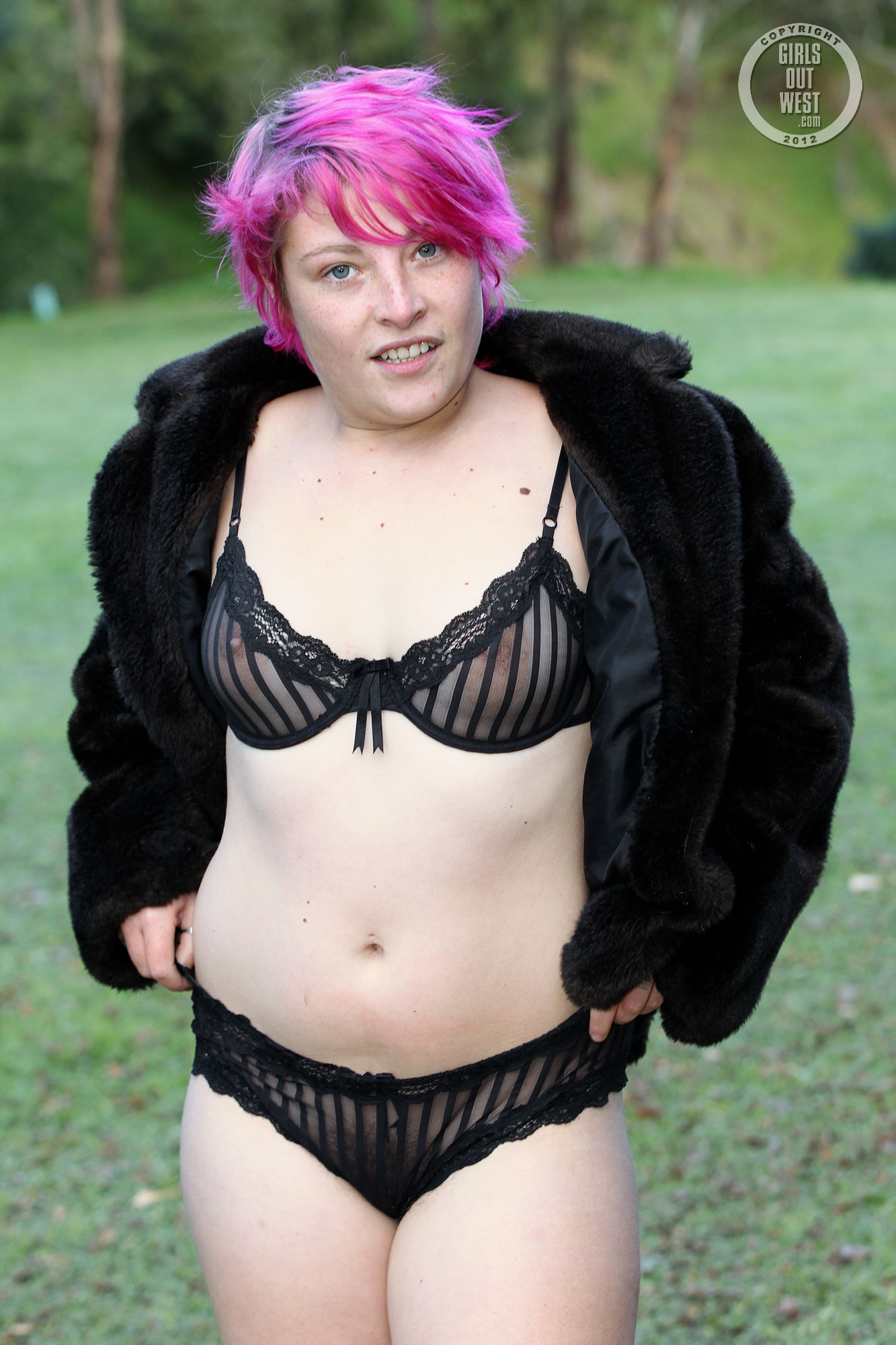 wpid-pink-haired-amateur-franky-flashing-her-pussy-outside-in-her-boots-and-coat14.jpg