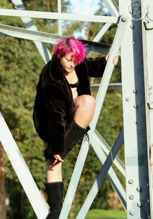 wpid-pink-haired-amateur-franky-flashing-her-pussy-outside-in-her-boots-and-coat6.jpg